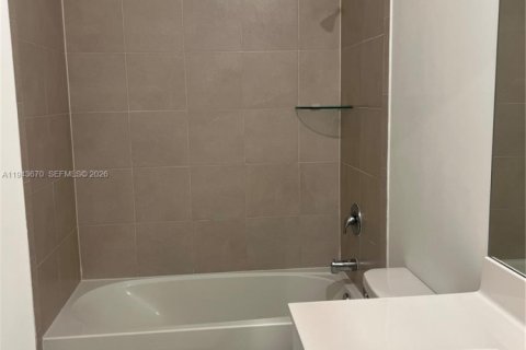 Снять в аренду таунхаус в Майами, Флорида 3 спальни, 122.63м2, № 2002389 - фото 16