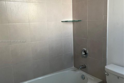 Снять в аренду таунхаус в Майами, Флорида 3 спальни, 122.63м2, № 2002389 - фото 12