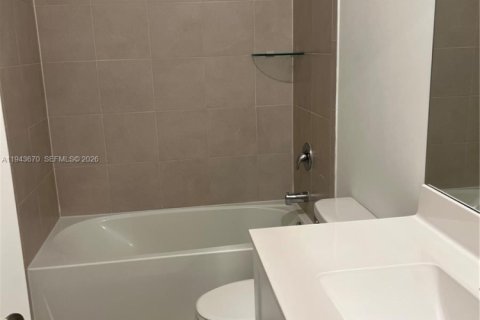 Снять в аренду таунхаус в Майами, Флорида 3 спальни, 122.63м2, № 2002389 - фото 17