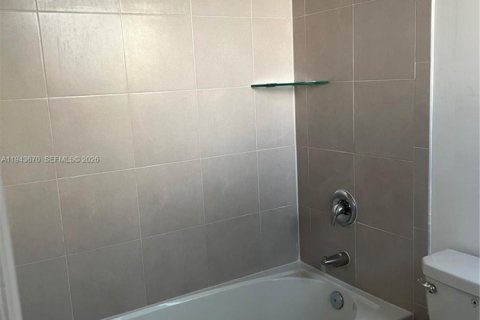 Снять в аренду таунхаус в Майами, Флорида 3 спальни, 122.63м2, № 2002389 - фото 13