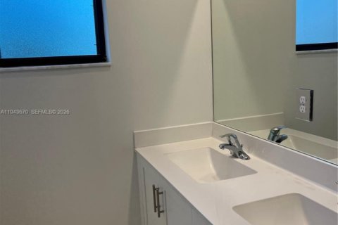 Снять в аренду таунхаус в Майами, Флорида 3 спальни, 122.63м2, № 2002389 - фото 4