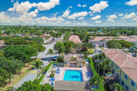 Touwnhouse à vendre à Miami, Floride: 3 chambres, 166.57 m2 № 2059793 - photo 22