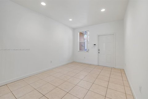 Touwnhouse à vendre à Miami, Floride: 3 chambres, 166.57 m2 № 2059793 - photo 29