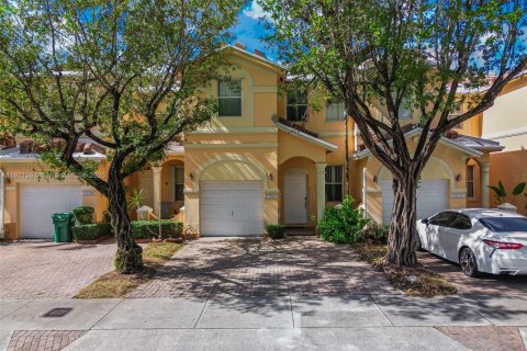Touwnhouse à vendre à Miami, Floride: 3 chambres, 166.57 m2 № 2059793 - photo 2