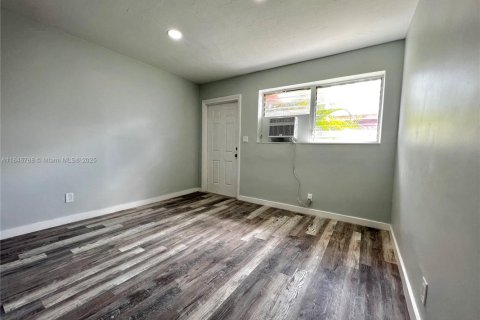 House in Hallandale Beach, Florida 2 bedrooms, 285.4 sq.m. № 1845662 - photo 8