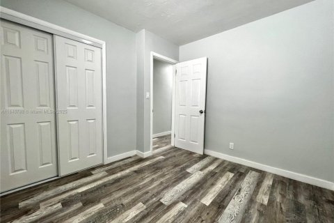 House in Hallandale Beach, Florida 2 bedrooms, 285.4 sq.m. № 1845662 - photo 13
