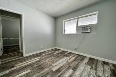 House in Hallandale Beach, Florida 2 bedrooms, 285.4 sq.m. № 1845662 - photo 14