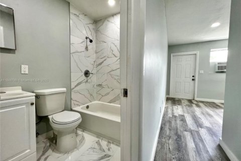House in Hallandale Beach, Florida 2 bedrooms, 285.4 sq.m. № 1845662 - photo 10