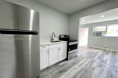 House in Hallandale Beach, Florida 2 bedrooms, 285.4 sq.m. № 1845662 - photo 1