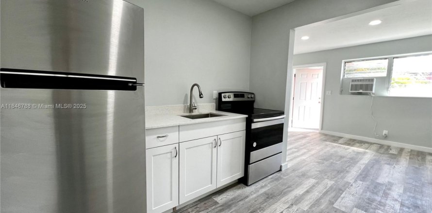 House in Hallandale Beach, Florida 2 bedrooms, 285.4 sq.m. № 1845662