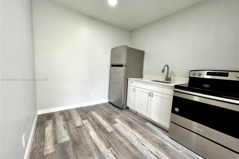 House in Hallandale Beach, Florida 2 bedrooms, 285.4 sq.m. № 1845662 - photo 5