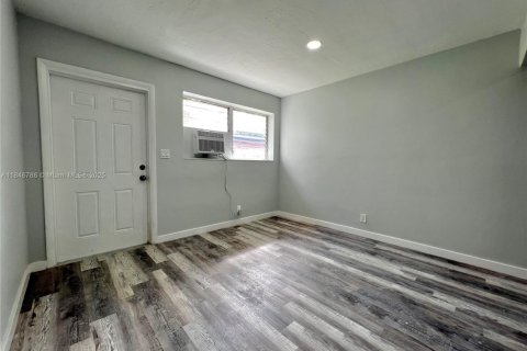 House in Hallandale Beach, Florida 2 bedrooms, 285.4 sq.m. № 1845662 - photo 9