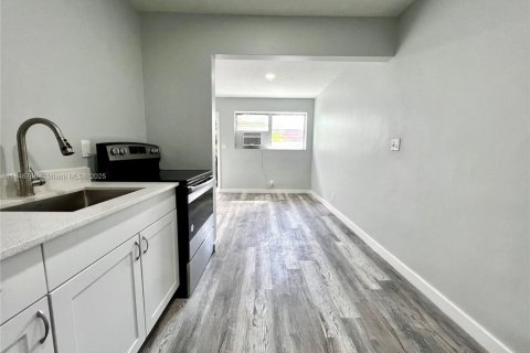 House in Hallandale Beach, Florida 2 bedrooms, 285.4 sq.m. № 1845662 - photo 7