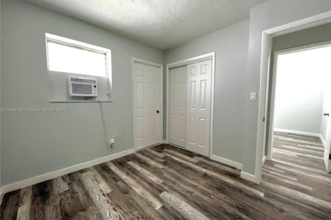 House in Hallandale Beach, Florida 2 bedrooms, 285.4 sq.m. № 1845662 - photo 15