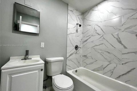 House in Hallandale Beach, Florida 2 bedrooms, 285.4 sq.m. № 1845662 - photo 11