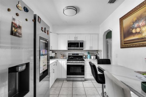 House in Miami, Florida 3 bedrooms, 112.88 sq.m. № 2040868 - photo 8