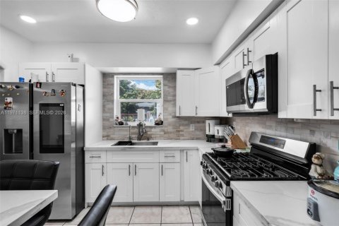 House in Miami, Florida 3 bedrooms, 112.88 sq.m. № 2040868 - photo 9