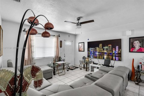 House in Miami, Florida 3 bedrooms, 112.88 sq.m. № 2040868 - photo 5