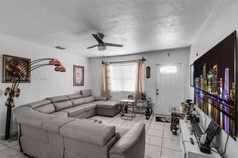 House in Miami, Florida 3 bedrooms, 112.88 sq.m. № 2040868 - photo 6