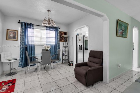 House in Miami, Florida 3 bedrooms, 112.88 sq.m. № 2040868 - photo 7