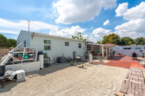 House in Miami, Florida 3 bedrooms, 112.88 sq.m. № 2040868 - photo 22