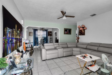 House in Miami, Florida 3 bedrooms, 112.88 sq.m. № 2040868 - photo 4