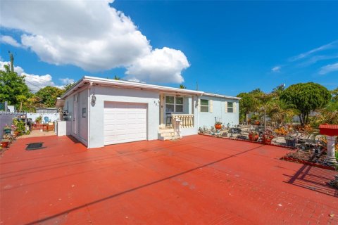 House in Miami, Florida 3 bedrooms, 112.88 sq.m. № 2040868 - photo 2