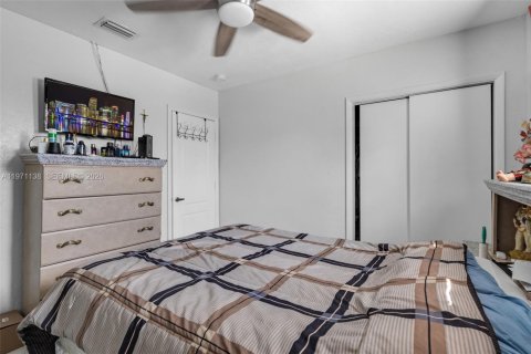 House in Miami, Florida 3 bedrooms, 112.88 sq.m. № 2040868 - photo 11