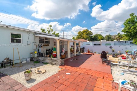 House in Miami, Florida 3 bedrooms, 112.88 sq.m. № 2040868 - photo 20