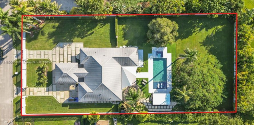 House in Miami, Florida 5 bedrooms, 291.16 sq.m. № 1452760