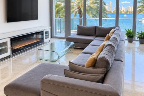 Condo in North Miami Beach, Florida, 2 bedrooms  № 2392394 - photo 3