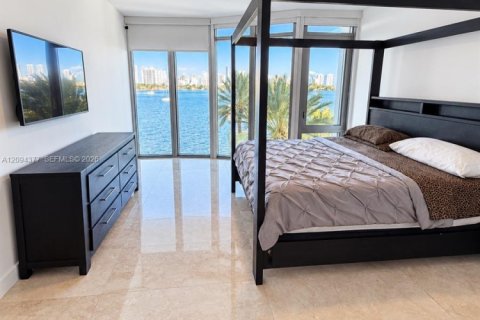 Condo in North Miami Beach, Florida, 2 bedrooms  № 2392394 - photo 15