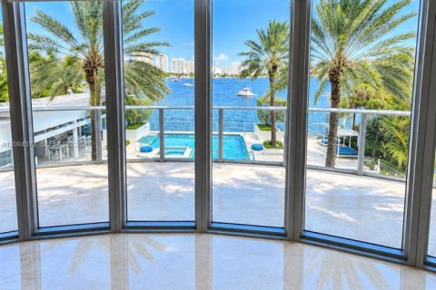 Condo in North Miami Beach, Florida, 2 bedrooms  № 2392394 - photo 12