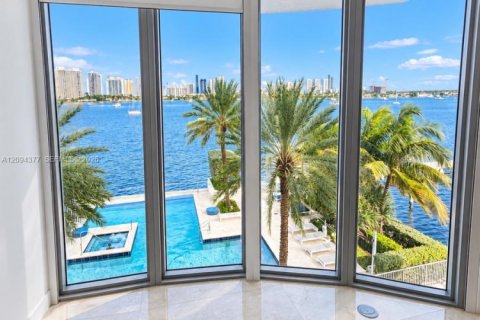 Condo in North Miami Beach, Florida, 2 bedrooms  № 2392394 - photo 19