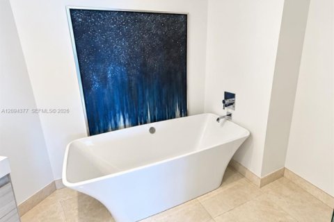 Condo in North Miami Beach, Florida, 2 bedrooms  № 2392394 - photo 17