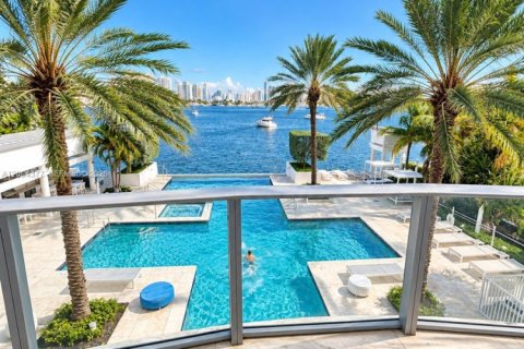 Condo in North Miami Beach, Florida, 2 bedrooms № 2392394