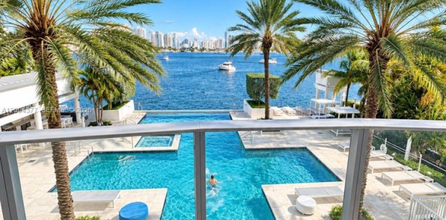 Condo in North Miami Beach, Florida, 2 bedrooms  № 2392394
