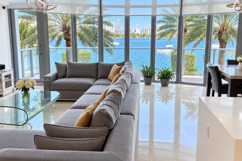 Condo in North Miami Beach, Florida, 2 bedrooms  № 2392394 - photo 2