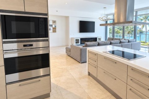 Condo in North Miami Beach, Florida, 2 bedrooms  № 2392394 - photo 7
