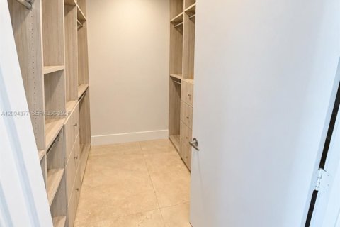 Condo in North Miami Beach, Florida, 2 bedrooms  № 2392394 - photo 18