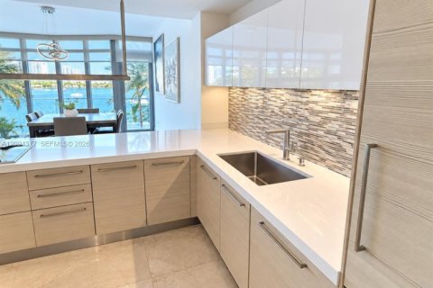 Condo in North Miami Beach, Florida, 2 bedrooms  № 2392394 - photo 13