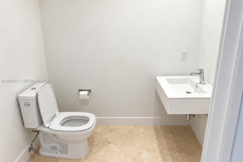 Condo in North Miami Beach, Florida, 2 bedrooms  № 2392394 - photo 9