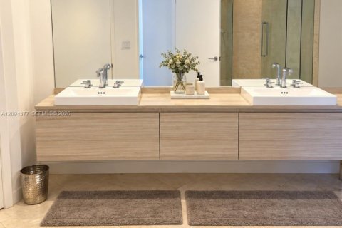 Condo in North Miami Beach, Florida, 2 bedrooms  № 2392394 - photo 16