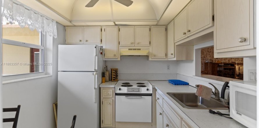 Condo in Lauderhill, Florida, 1 bedroom № 1891474