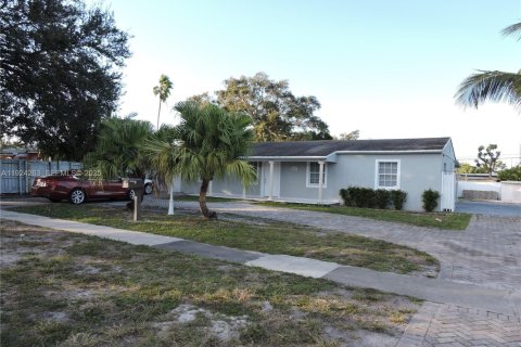 House in Hialeah, Florida 2 bedrooms, 105.35 sq.m. № 1982797 - photo 6