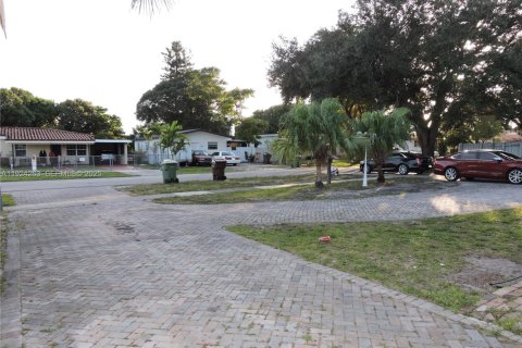 House in Hialeah, Florida 2 bedrooms, 105.35 sq.m. № 1982797 - photo 13