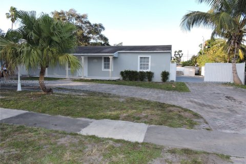 House in Hialeah, Florida 2 bedrooms, 105.35 sq.m. № 1982797 - photo 5