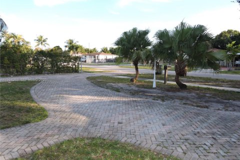 House in Hialeah, Florida 2 bedrooms, 105.35 sq.m. № 1982797 - photo 3