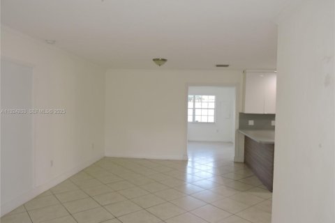 House in Hialeah, Florida 2 bedrooms, 105.35 sq.m. № 1982797 - photo 16