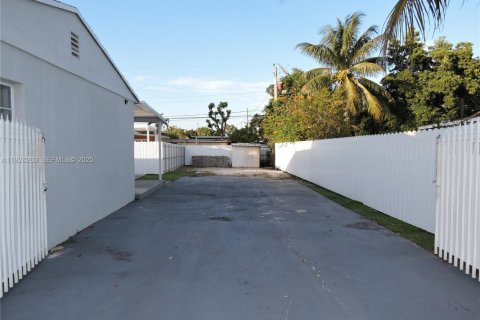 House in Hialeah, Florida 2 bedrooms, 105.35 sq.m. № 1982797 - photo 9